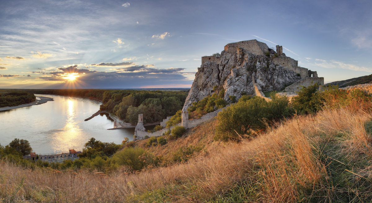 Stralsund, im Hintergrund die Insel Rügen - © Manuel Schnfeld - Fotolia
