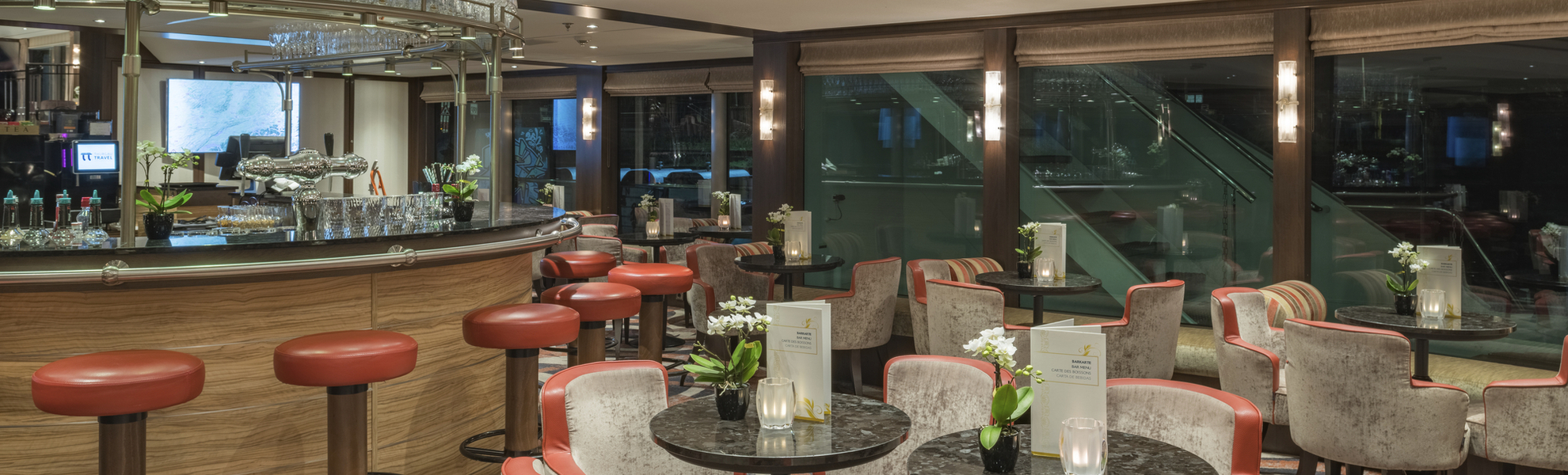 Panorama-Salon mit Bar