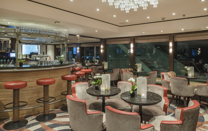 Panorama-Salon mit Bar