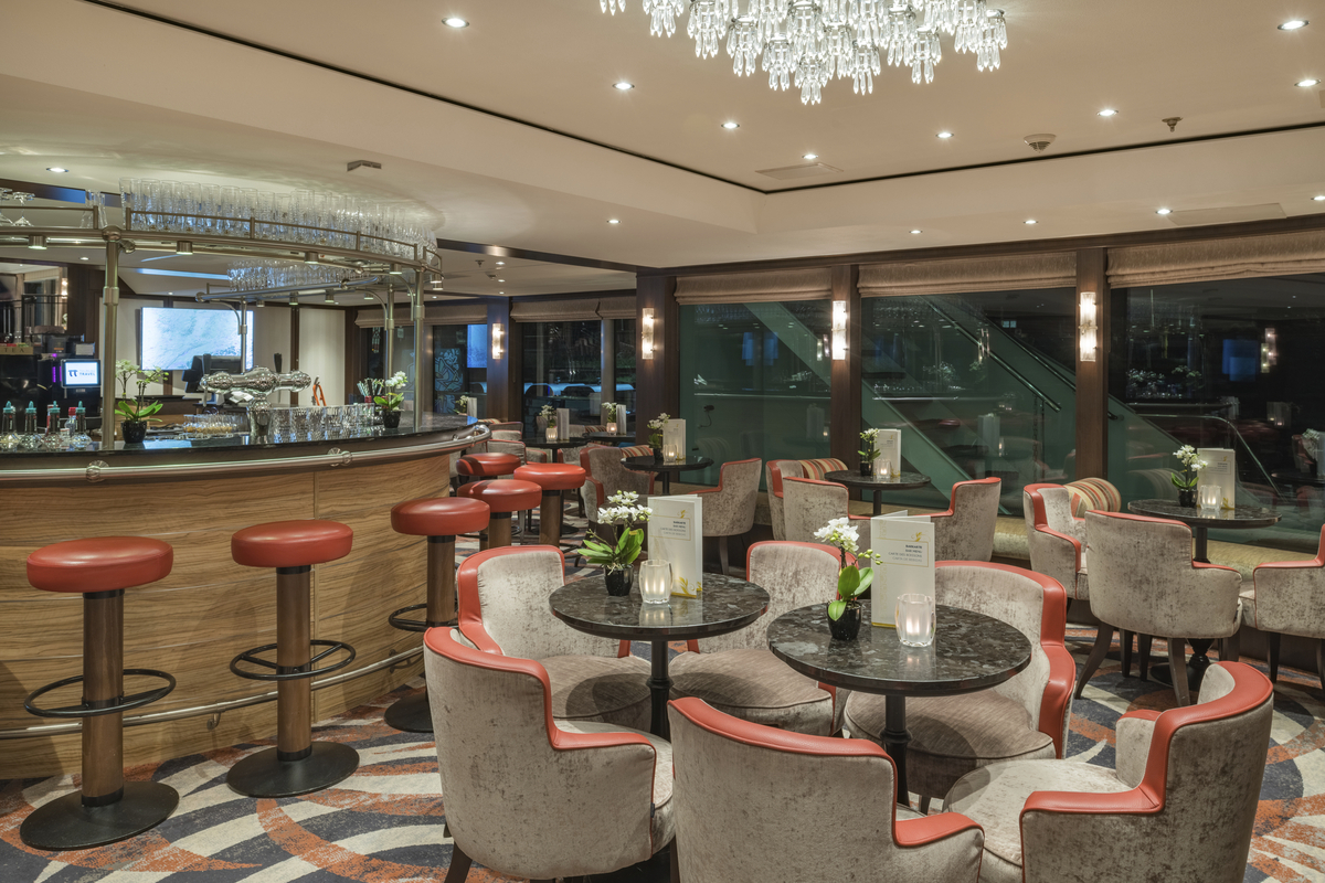 Panorama-Salon mit Bar