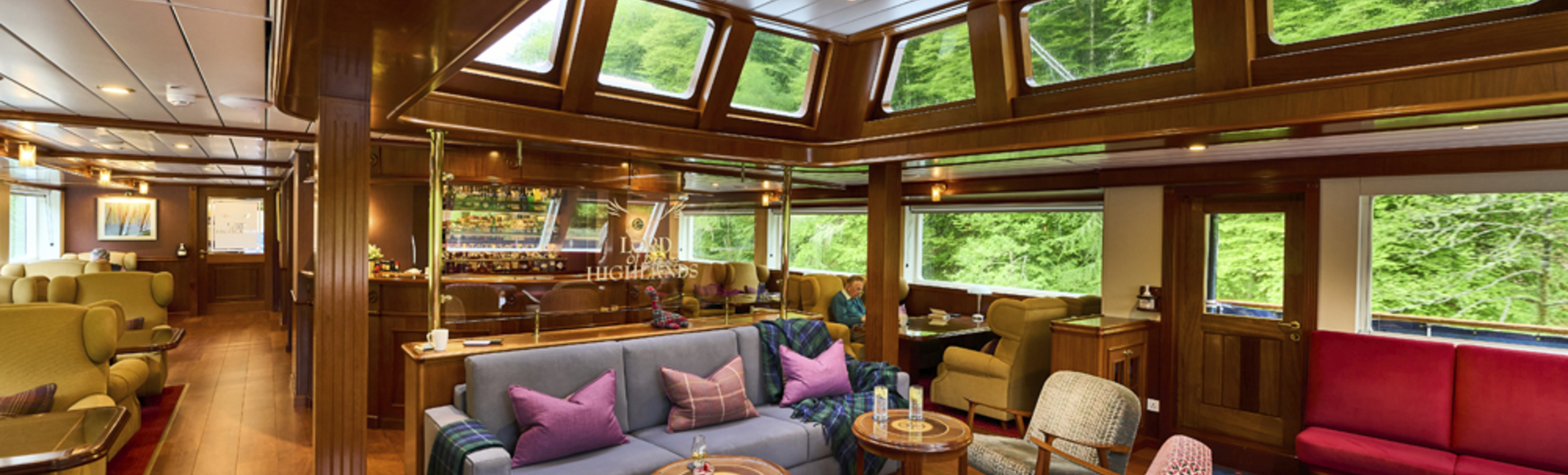 Panorama-Salon mit Bar - © 