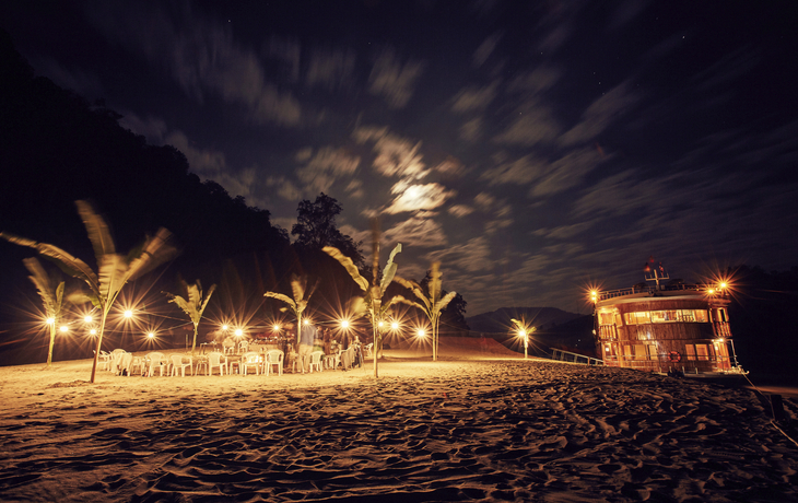 Dinner auf der Sandbank - © Ross Hillier