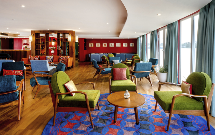 Indoor Lounge mit Bar