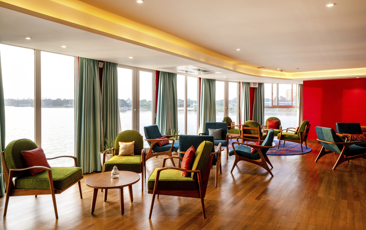 Indoor Lounge mit Bar