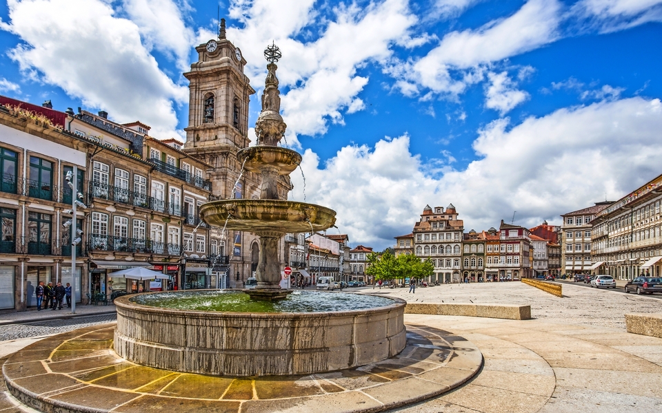 GUIMARAES, PORTUGAL - 16. JUNI 2016: Toural Quadrat (Largo tun Toural), im Stadtzentrum von Guimaraes, Portugal. - © faber121 - stock.adobe.com