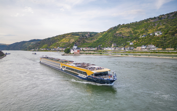 Strasse durch Reisefeld - © patpitchaya - stock.adobe.com