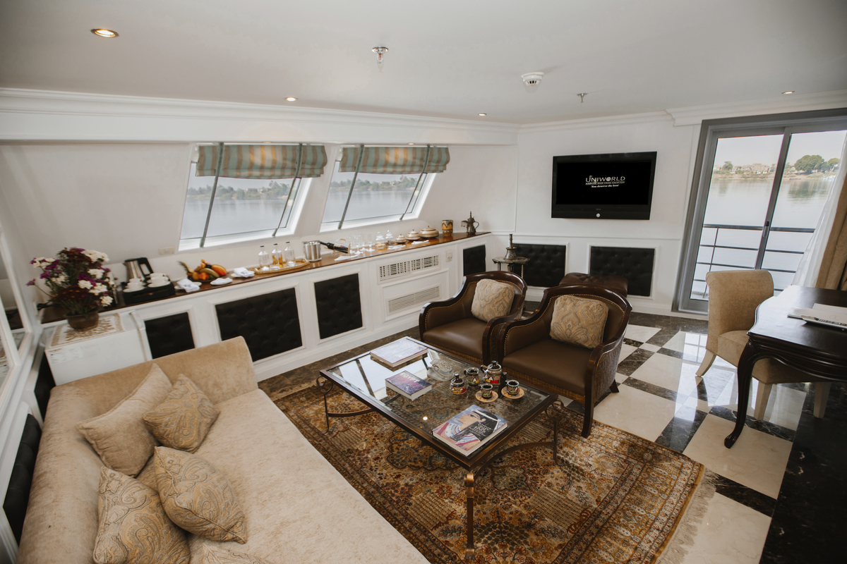 Strasse durch Reisefeld - © patpitchaya - stock.adobe.com