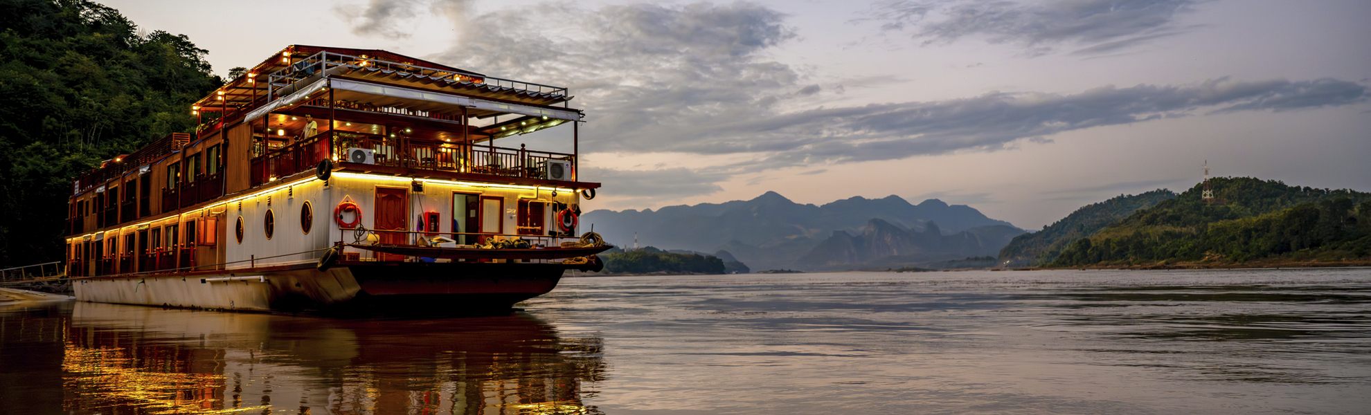 RV Mekong Star am Abend - Sabine Meessen