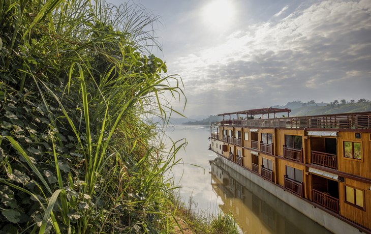 RV Mekong Star am Ufer - © Holger Leue / www.leue-photo.com