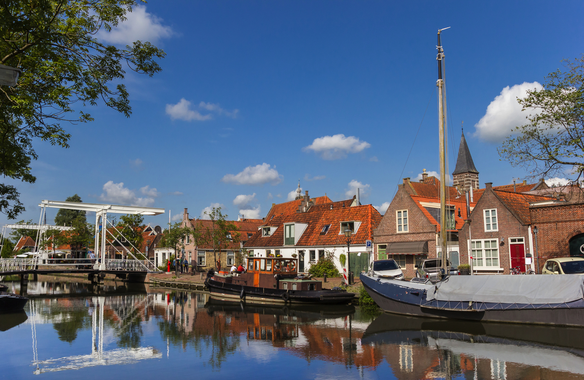 Brücke und alte Schiffe am Kai in Edam in den Niederlanden - ©venemama - stock.adobe.com
