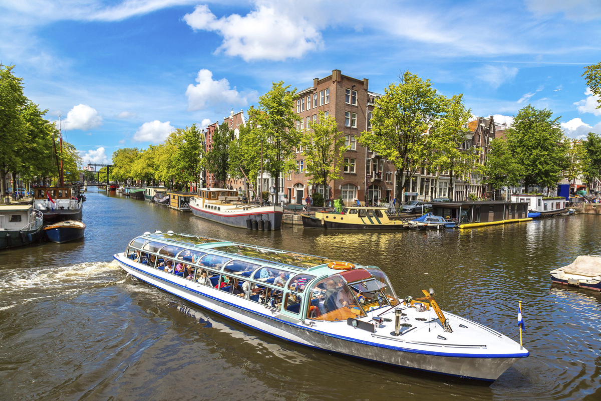Grachtenrundfahrt in Amsterdam - © shutterstock_246545398