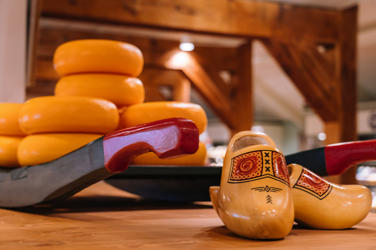 Käselaiber und Clogs im niederländischen Freilichtmuseum Zaanse Schans - © olenap - stock.adobe.com