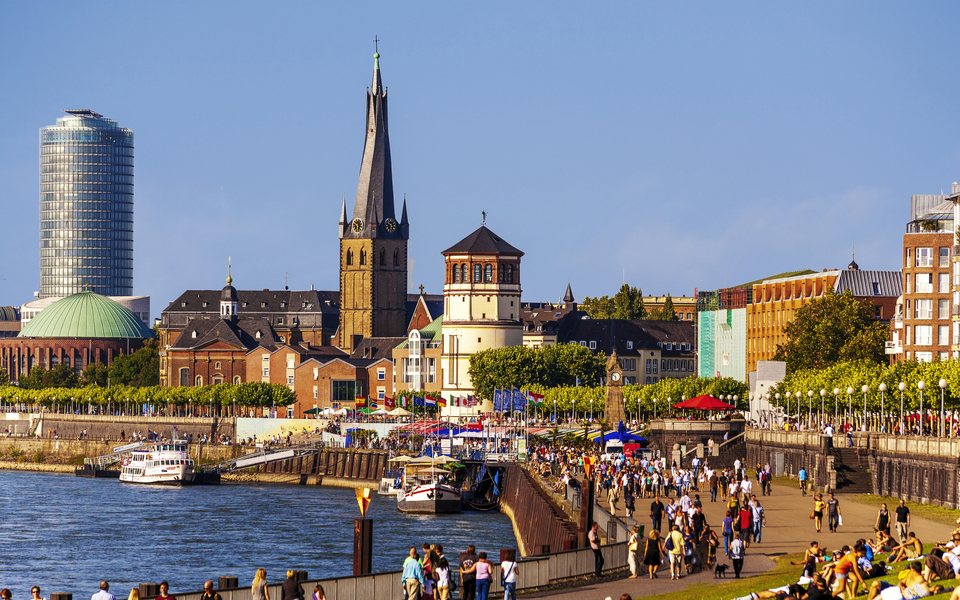 Rheinpromenade in Düsseldorf - ©HeinzWaldukat - stock.adobe.com