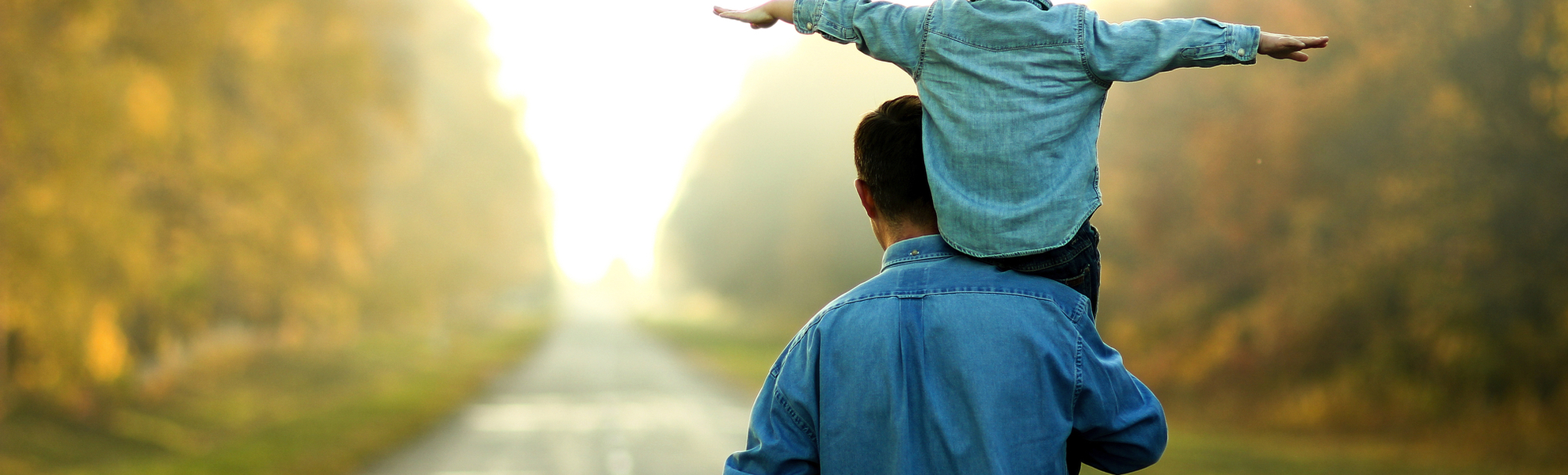 Vater und Sohn gehen in der Natur spazieren - © Kostia - stock.adobe.com