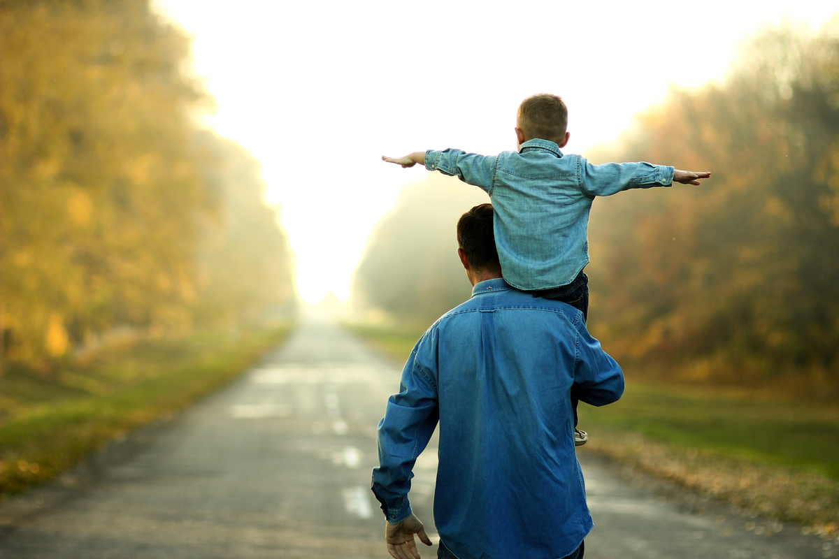 Vater und Sohn gehen in der Natur spazieren - © Kostia - stock.adobe.com