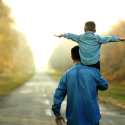 Vater und Sohn gehen in der Natur spazieren