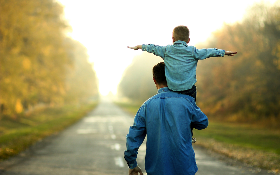 Vater und Sohn gehen in der Natur spazieren - © Kostia - stock.adobe.com