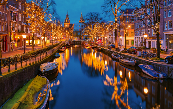 Amsterdams Kanäle mit Weihnachtsbeleuchtung - © Fokke Baarssen - stock.adobe.com