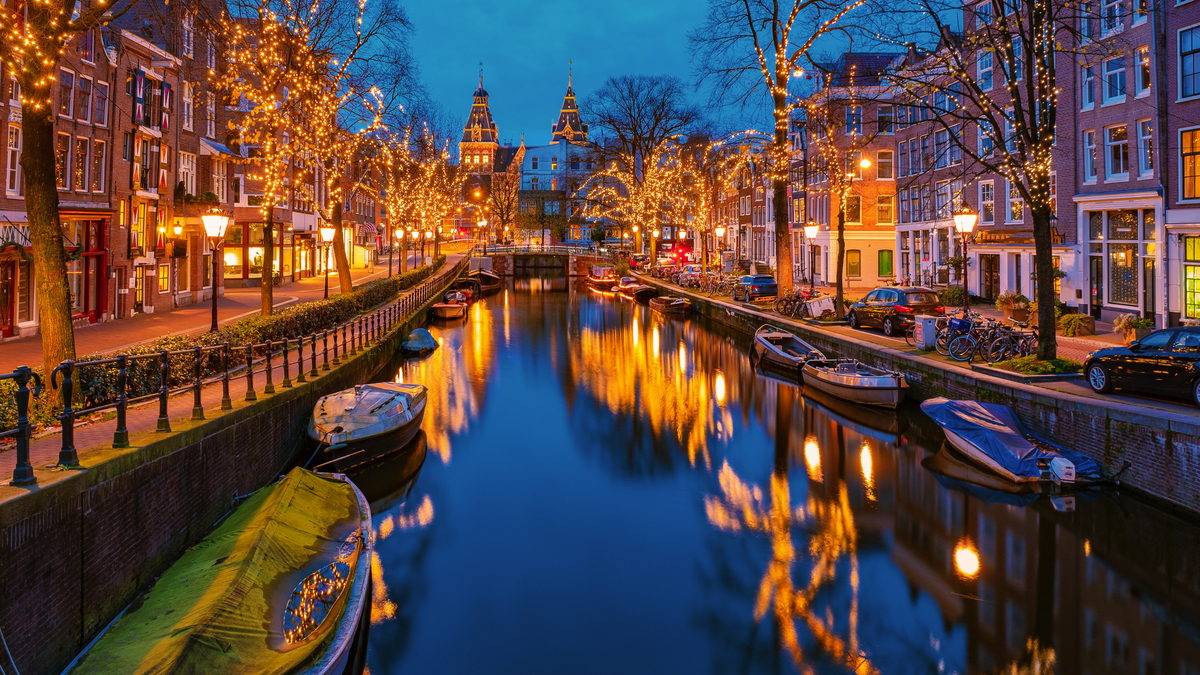 Amsterdams Kanäle mit Weihnachtsbeleuchtung - © Fokke Baarssen - stock.adobe.com