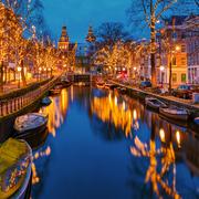 Amsterdams Kanäle mit Weihnachtsbeleuchtung