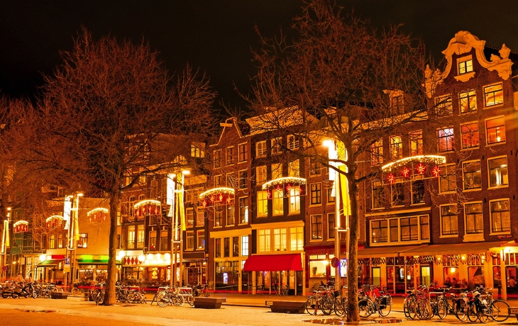 Amsterdam in der Nacht in der Weihnachtszeit in den Niederlanden - © Nataraj - Fotolia