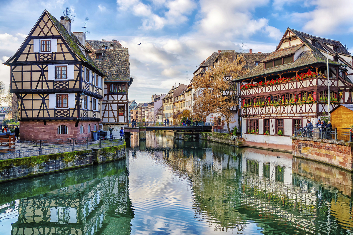 Traditional half-timbered houses on the canals district La Petit - © MarinadeArt - stock.adobe.com