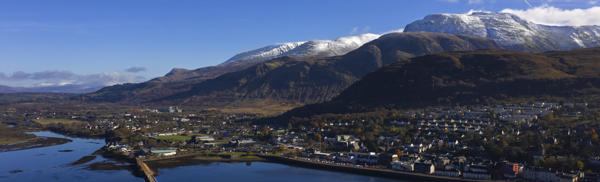 Luftaufnahme von Fort William: Pier, Stadt und Berg Ben Nevis - © UAV4 - stock.adobe.com