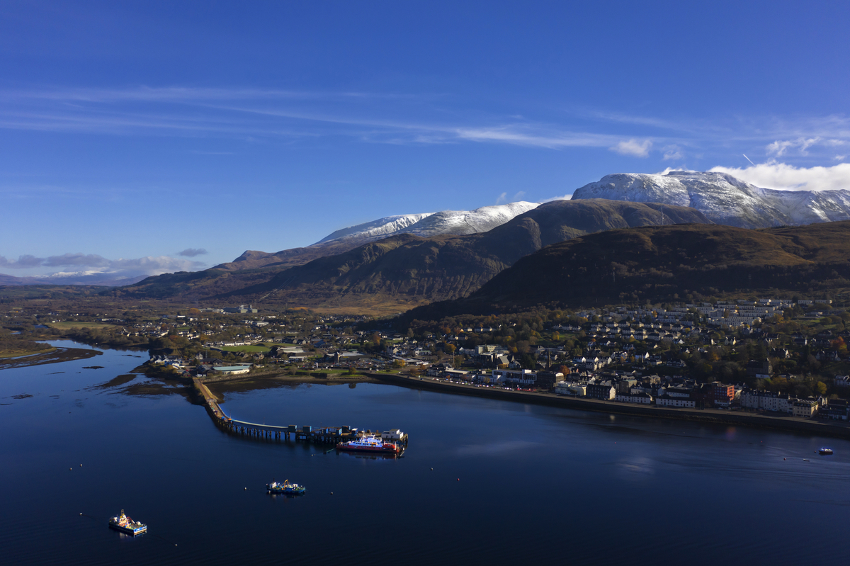 Luftaufnahme von Fort William: Pier, Stadt und Berg Ben Nevis - © UAV4 - stock.adobe.com
