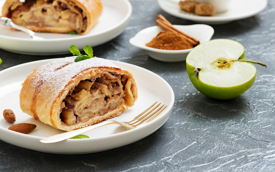 Selbst gemachter Apfelstrudel mit frischen Äpfeln,Nüsse und Puderzucker. - ©Nelea Reazanteva - stock.adobe.com