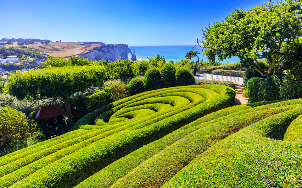 Gärten von Etretat mit Blick auf die Klippen der Alabasterküste - © SCStock - stock.adobe.com