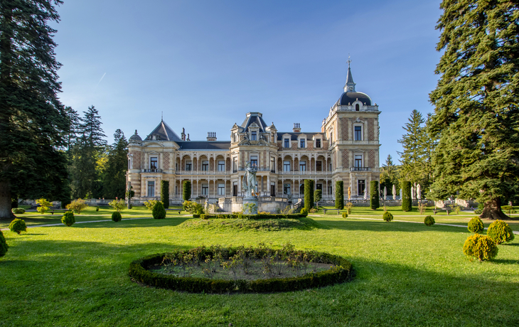 Wiener Hermesvilla in Herbst - © romanple - stock.adobe.com