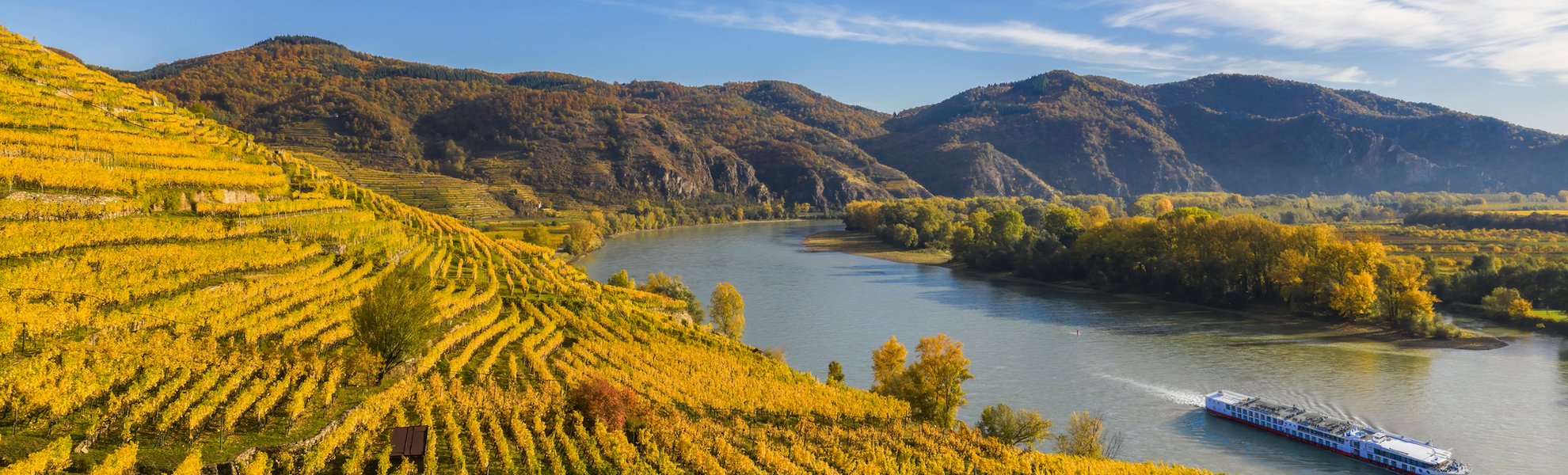 Herbstpanorama des Wachautals (Unesco-Weltkulturerbe) mit Schiff auf der Donau in der Nähe des Dorfes Weißenkirchen in Niederösterreich - © Tomas Marek - stock.adobe.com