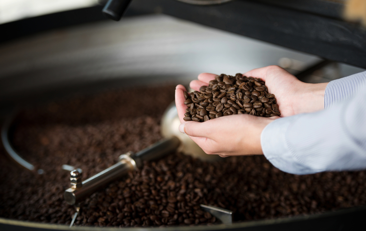 Frau in der Rösterei hält Kaffeebohnen in der Hand - © contrastwerkstatt - stock.adobe.com