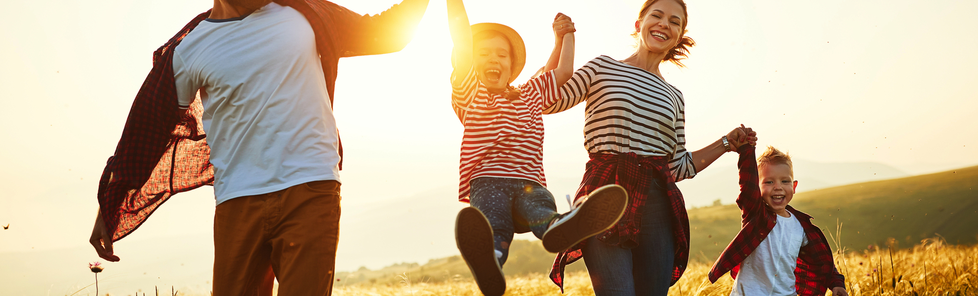 Glückliche Familie: Mutter, Vater, Kinder, Sohn und Tochter bei Sonnenuntergang - ©JenkoAtaman - stock.adobe.com