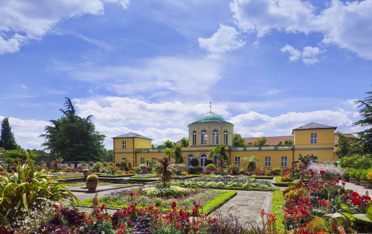 Botanischer Garten (Berggarten) der Herrenhäuser Gärten mit Bibliotheksgebäude - ©Composer - stock.adobe.com