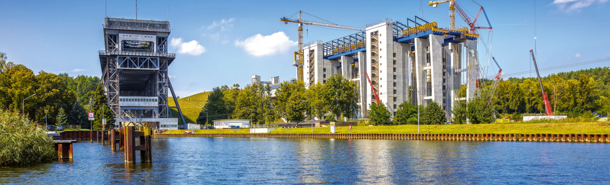 in Bau befindliches neues Schiffshebewerk in Niederfinow unmittelbar neben dem historischen alten Hebewerk - © spuno - Fotolia