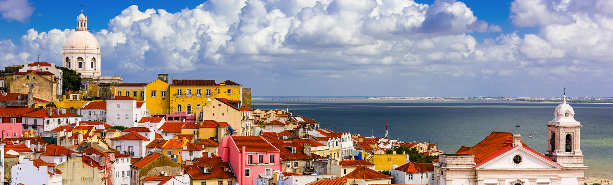 Alfama - ein Stadtteil von Lissabon - ©SeanPavonePhoto - stock.adobe.com