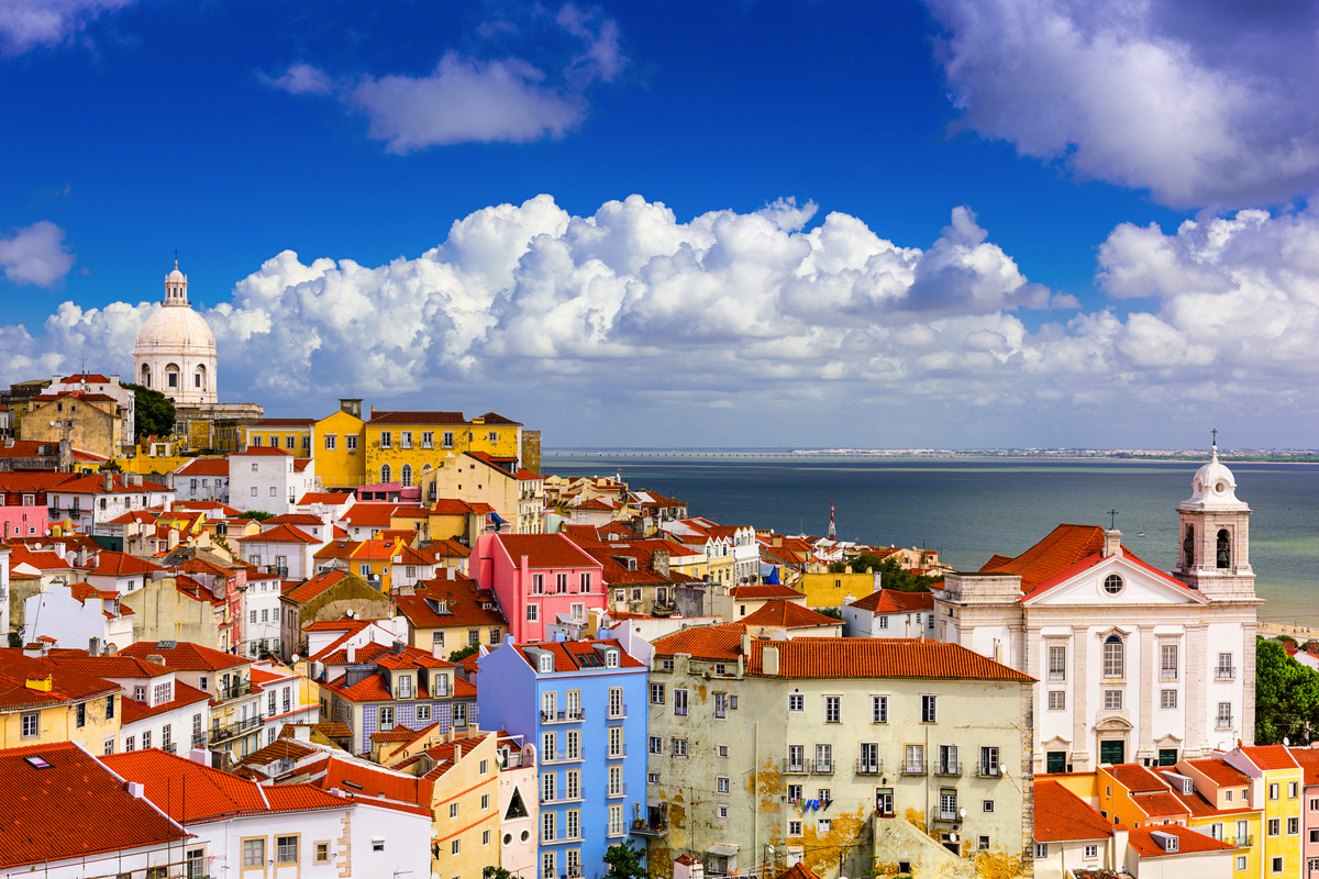 Alfama - ein Stadtteil von Lissabon - ©SeanPavonePhoto - stock.adobe.com
