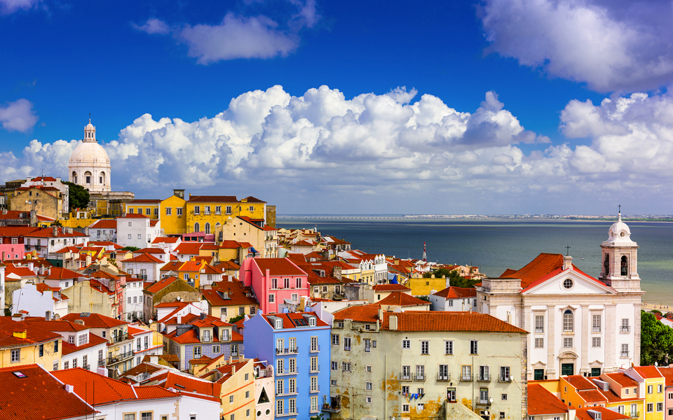 Alfama - ein Stadtteil von Lissabon - ©SeanPavonePhoto - stock.adobe.com