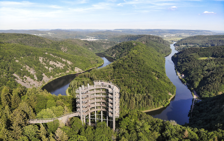 Luftbild Saarschleife mit Baumwipfelpfad - © Henry Czauderna - stock.adobe.com