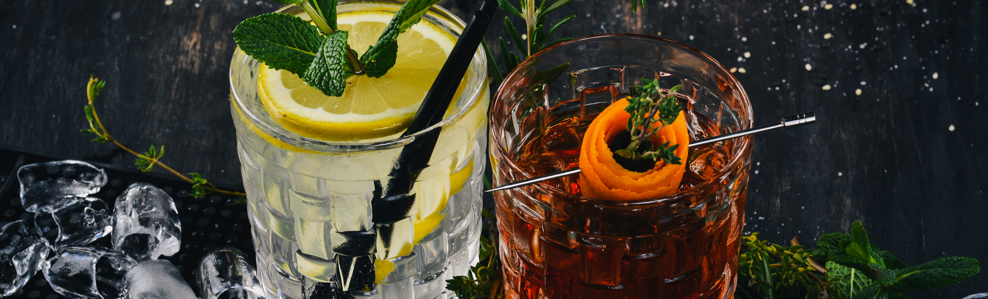 zwei alkoholische Cocktails auf schwarzem Tisch - © Yaruniv-Studio - stock.adobe.com