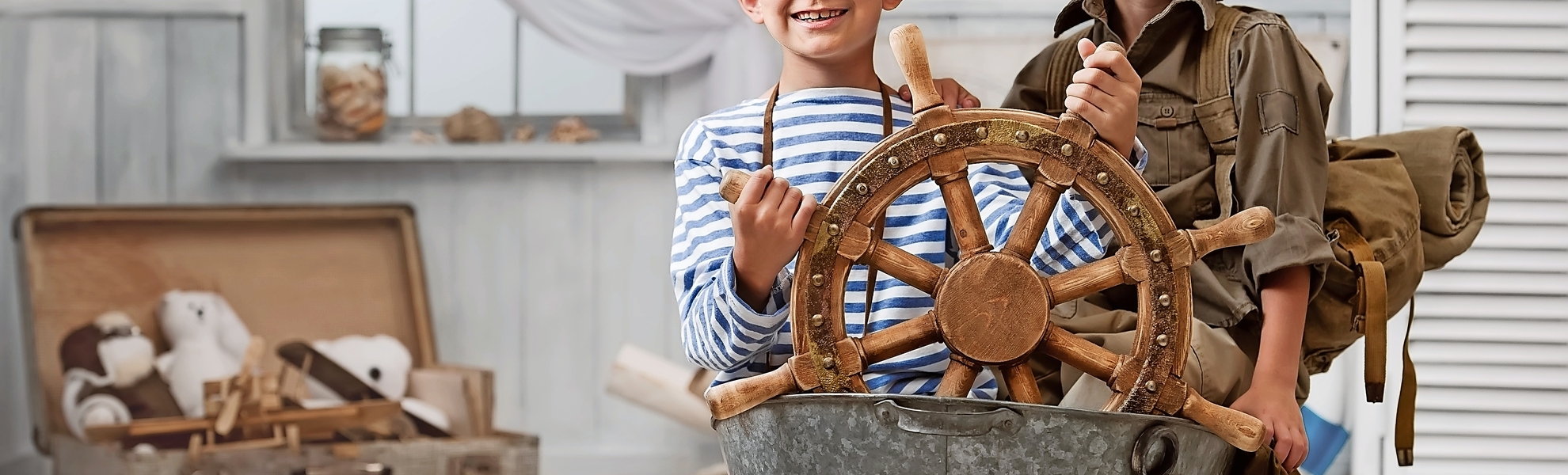 Jungen spielen Kapitän und Reisender - © Alexandr Vasilyev - stock.adobe.com