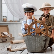 Jungen spielen Kapitän und Reisender