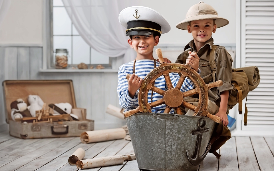 Jungen spielen Kapitän und Reisender - © Alexandr Vasilyev - stock.adobe.com
