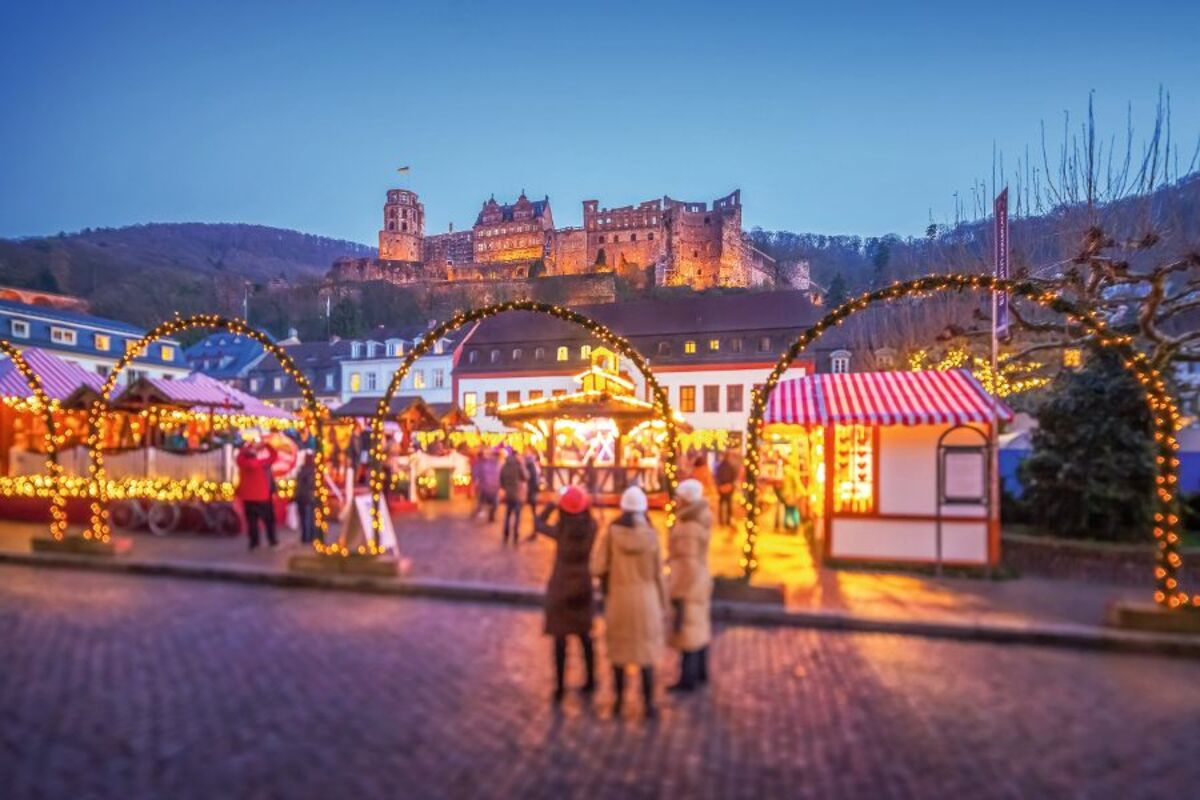 Weihnachtsmarkt in Heidelberg auf dem Universitätsplatz, Deutschland - © eyetronic - Fotolia