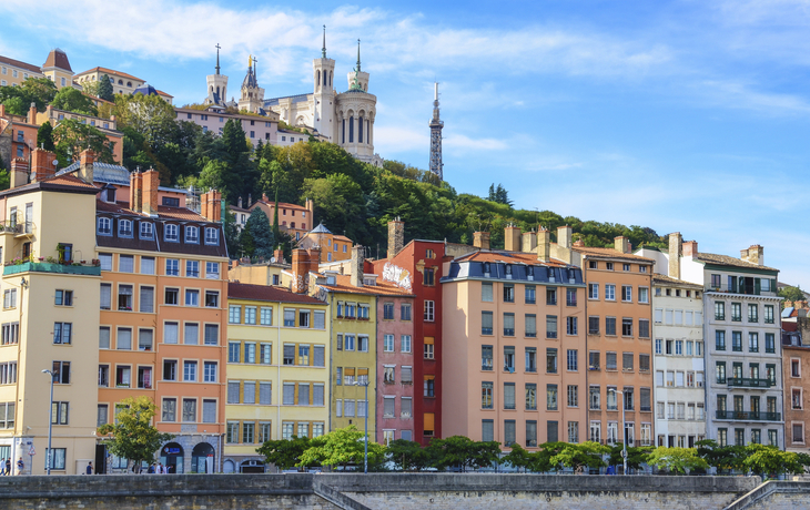 Bunte Häuser entlang des Saône-Ufers, Lyon - © shutterstock_114141892