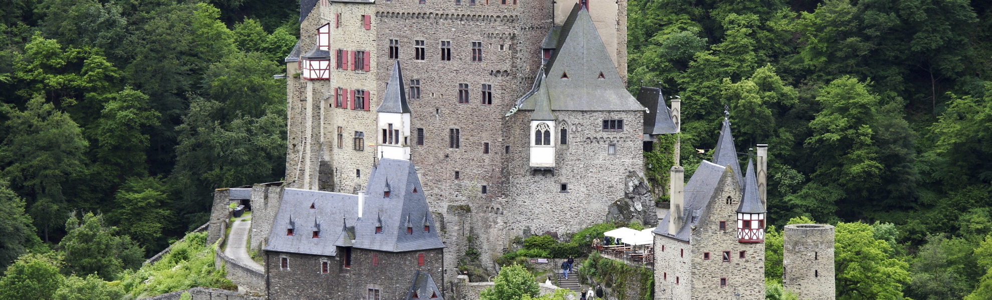 Burg Eltz im Moseltal - © shutterstock_199066442