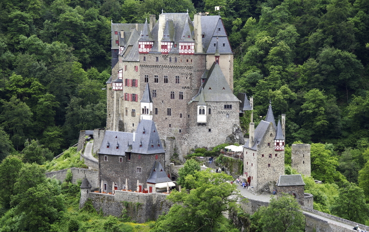 Burg Eltz im Moseltal - © shutterstock_199066442