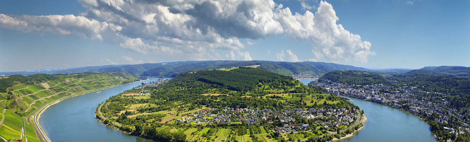Panoramablick auf die größte Rheinschleife mit Blick auf Boppard, Filsen und Osterspai - © Pecold - stock.adobe.com