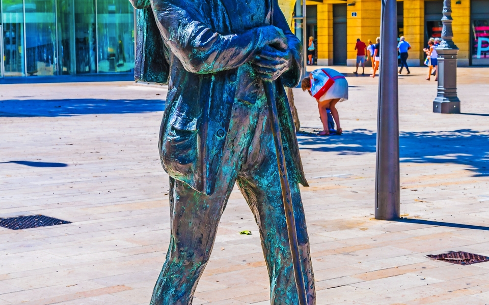 Statue von Paul Cezanne in Aix-en-Provence auf dem Platz La Rotonde, Frankreich - © dudlajzov - stock.adobe.com